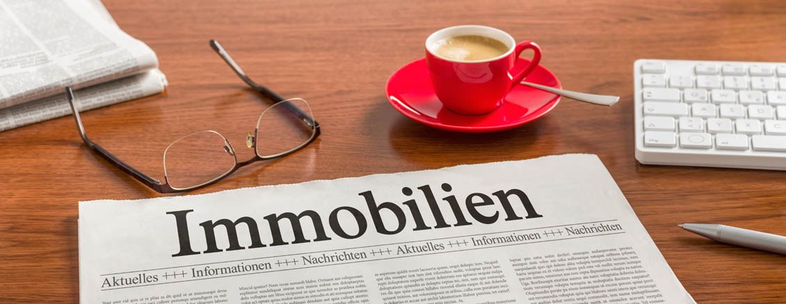 Zeitung auf Schreibtisch - Immobilien